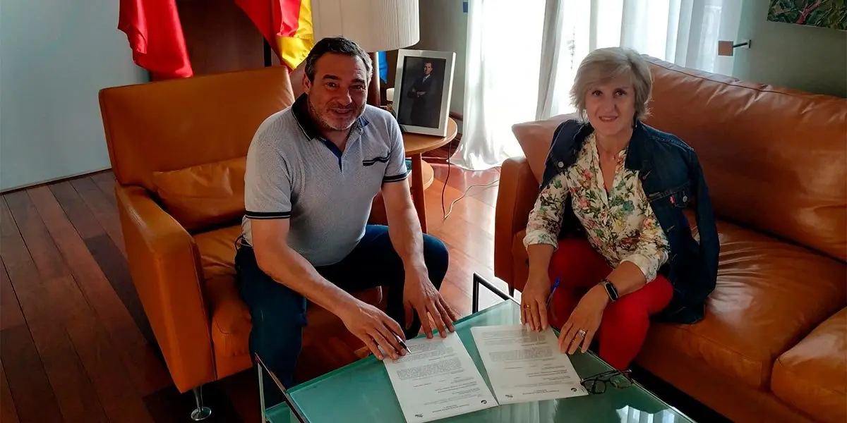 Jos&eacute; Mar&iacute;a Agramonte e Izaskun Ciriza en el momento de la firma