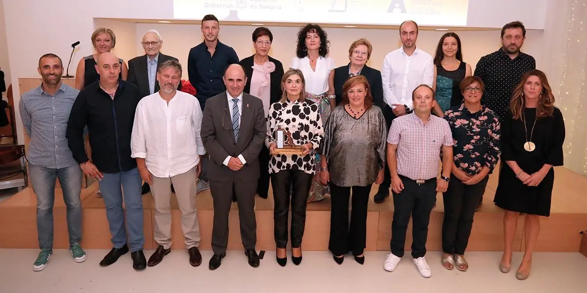 Foto de grupo de los aut&oacute;nomos galardonados y las autoridades
