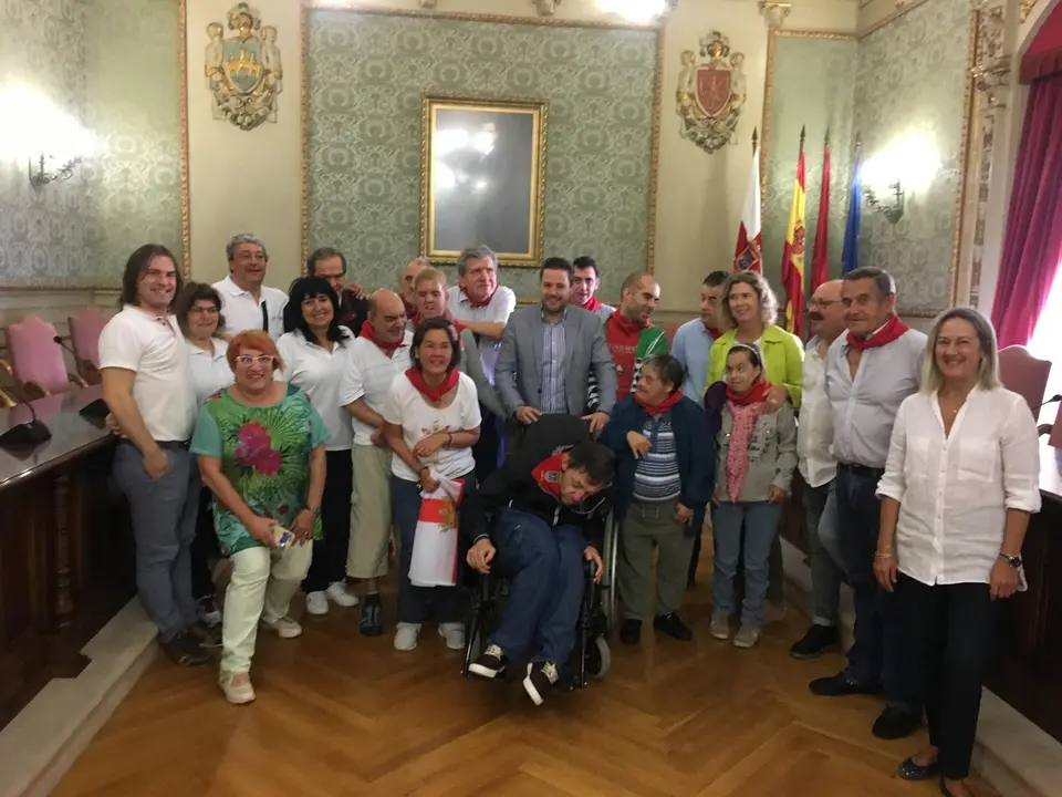 Visita usuarios de La Atalaya al ayuntamiento