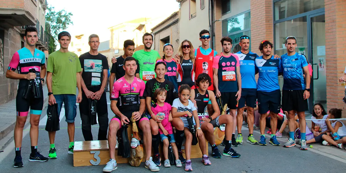 Todos los ganadores de la prueba posan con sus premios obtenidos en la prueba