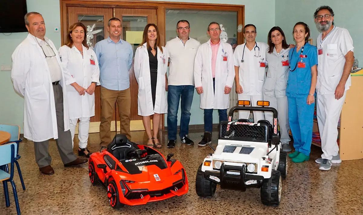 Luis Fernando P&eacute;rez Puyo, jefe del Servicio de Gesti&oacute;n Econ&oacute;mica y Servicios Generales del &Aacute;rea de Salud de Tudela; Montserrat Torres Berdonces, jefa del Servicio de Cuidados Asistenciales del &Aacute;rea de Salud de Tudela; David &Aacute;lvarez Yanguas, alcalde de Castej&oacute;n; Ana Beamonte Ar&eacute;jula, gerente del &Aacute;rea de Salud de Tudela; Rub&eacute;n Pardo, organizador torneo &lsquo;Fitobol&rsquo; y donante; Luis Serrano Mallagray, jefe del Servicio de Atenci&oacute;n Primaria y Continuidad Asistencial; Sergio Juan Belloc, jefe del Servicio de Pediatr&iacute;a; Lorena Garc&iacute;a P&eacute;rez, jefa de la Unidad de Enfermer&iacute;a de Cuidados a la Mujer, al Adolescente y al Ni&ntilde;o; Rosa Orta &Aacute;lava, jefa de la Unidad de Enfermer&iacute;a de Cuidados en Bloque Quir&uacute;rgico y Esterilizaci&oacute;n; y Lucas Eza Moreno, coordinador de celadores en el &Aacute;rea de Salud de Tudela