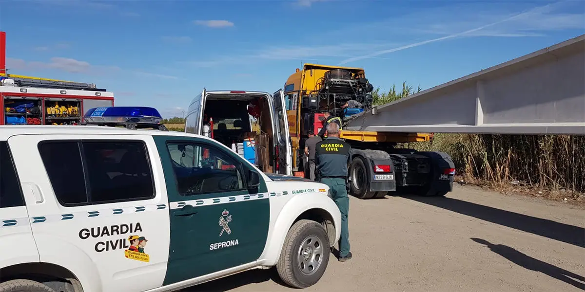 El cami&oacute;n ha derramado combustible por la v&iacute;a 2