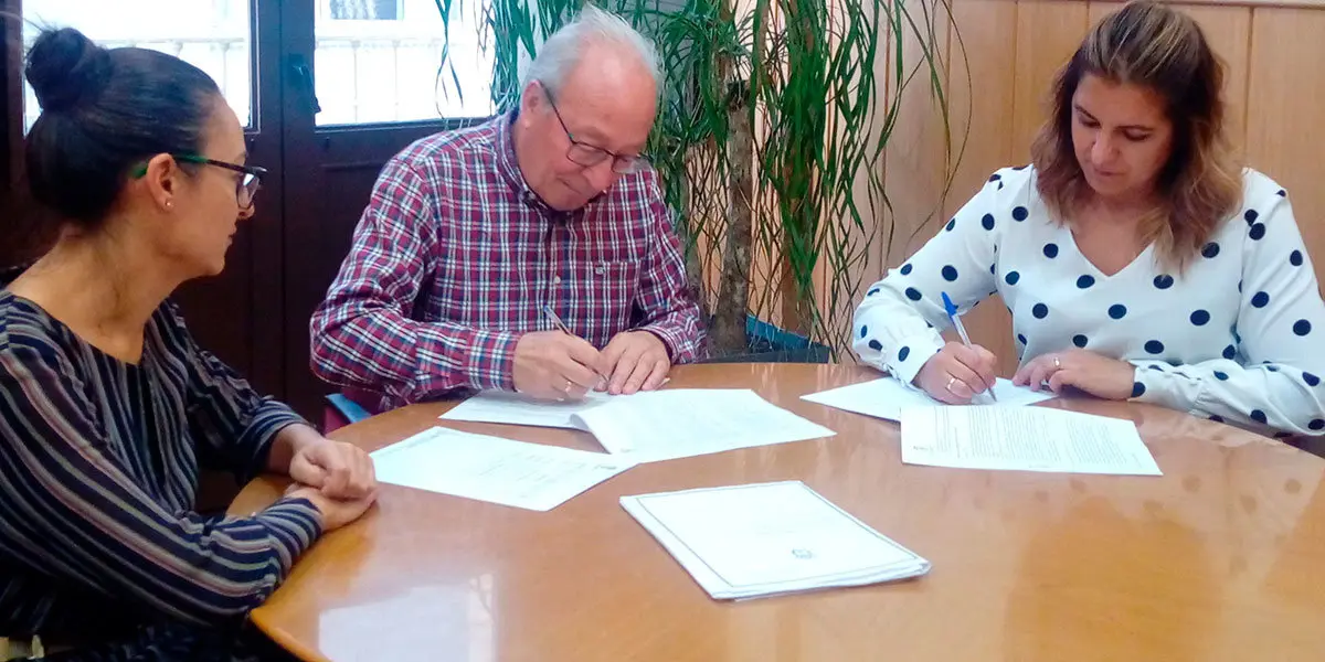 Firma entre el Ayto. de Alfaro y ADECA