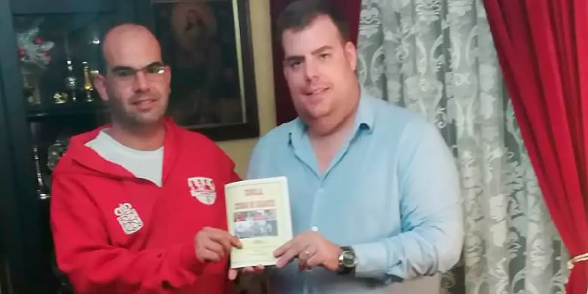 Andrés J. Sanz Fernández hace entrega de su investigación a José Mari Arellano, miembro de la Comparsa de Gigantes y Cabezudos de Corella