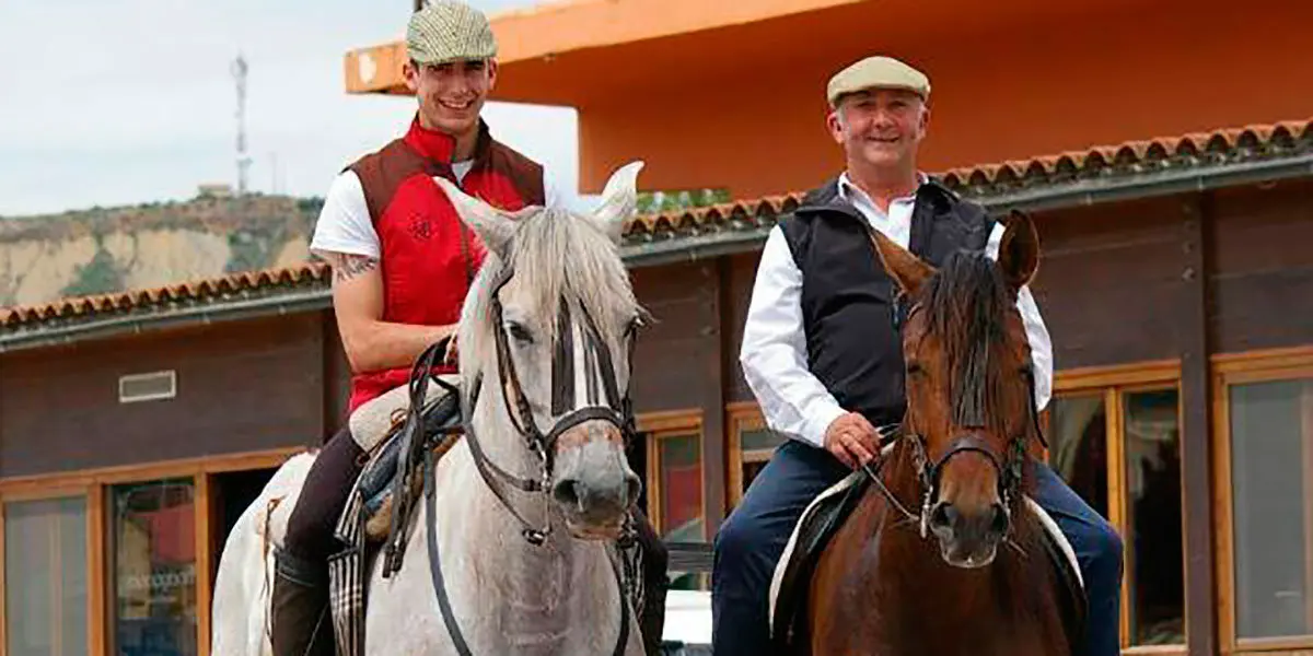 Miguel Go&ntilde;i a la derecha, con su hijo Ioritz