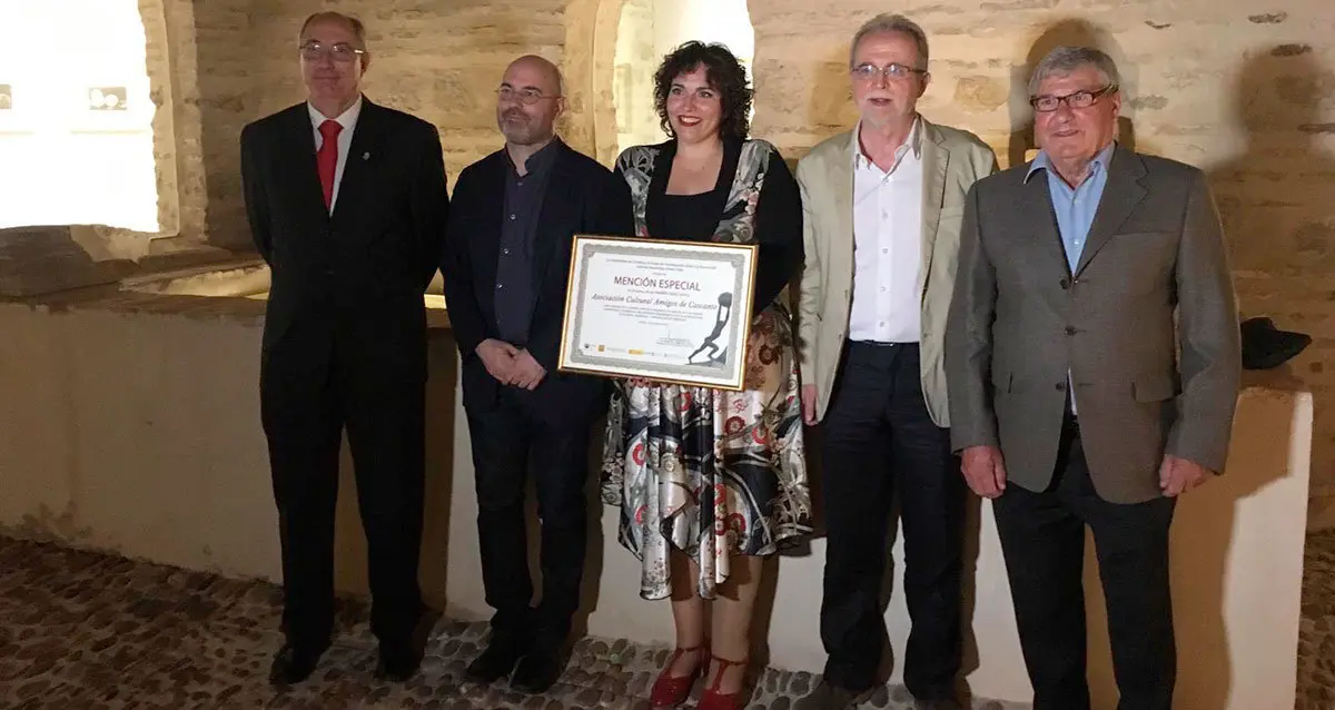 Santiago Rueda, Marta G&oacute;mara y Joaqu&iacute;n G&oacute;mara con miembros del jurado Premios S&iacute;sifo