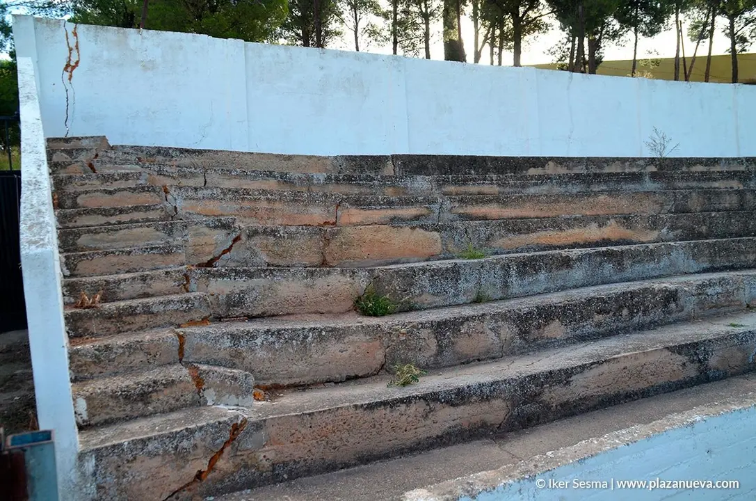 El terreno ha provocado estos graves desperfectos en la estructura del estadio e imposibilitan la apertura de la puerta que se encuentra a la izquierda