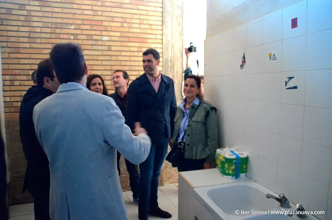 Los parlamentarios observan una pegatina en los ba&ntilde;os que pone "Este estadio es una ruina"
