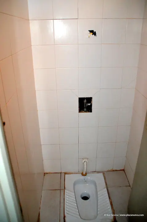 Ba&ntilde;os de caballeros muy limpios, pero m&aacute;s propios de otro siglo en el Ciudad de Tudela
