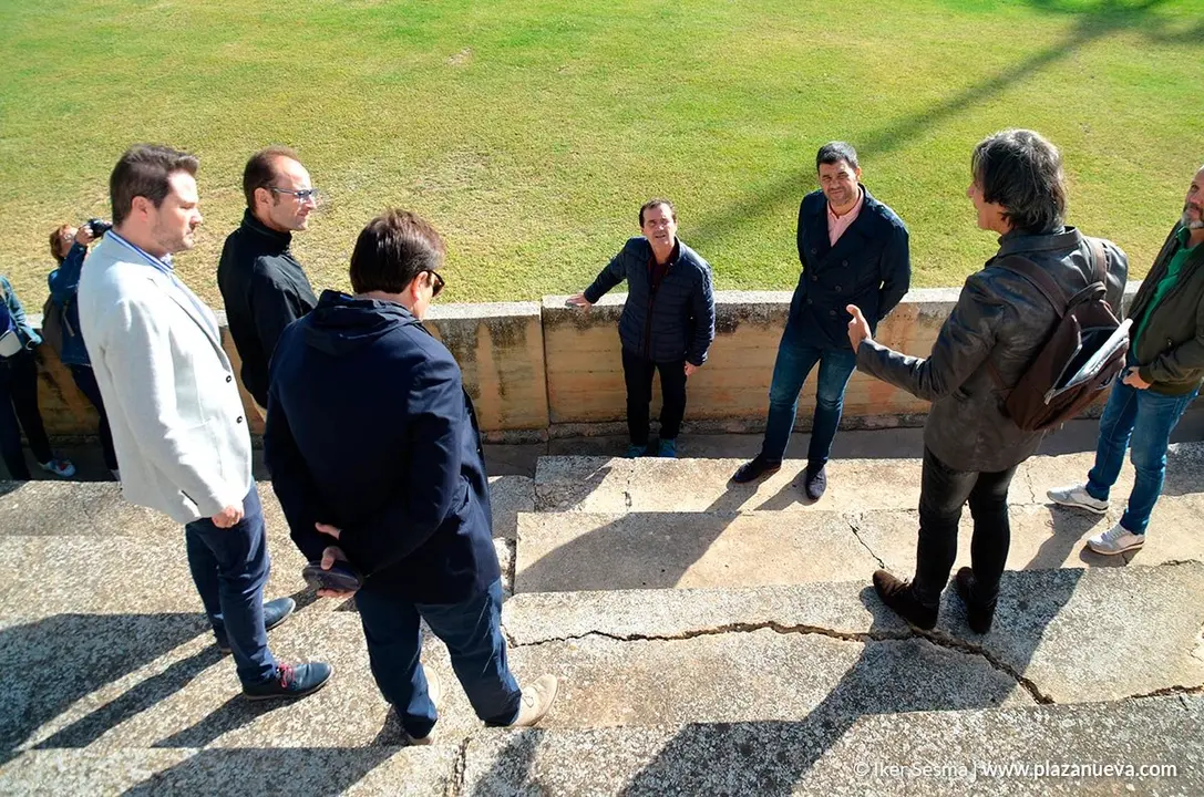 El terreno ha provocado que tanto la grada como el murete del campo se hayan movido