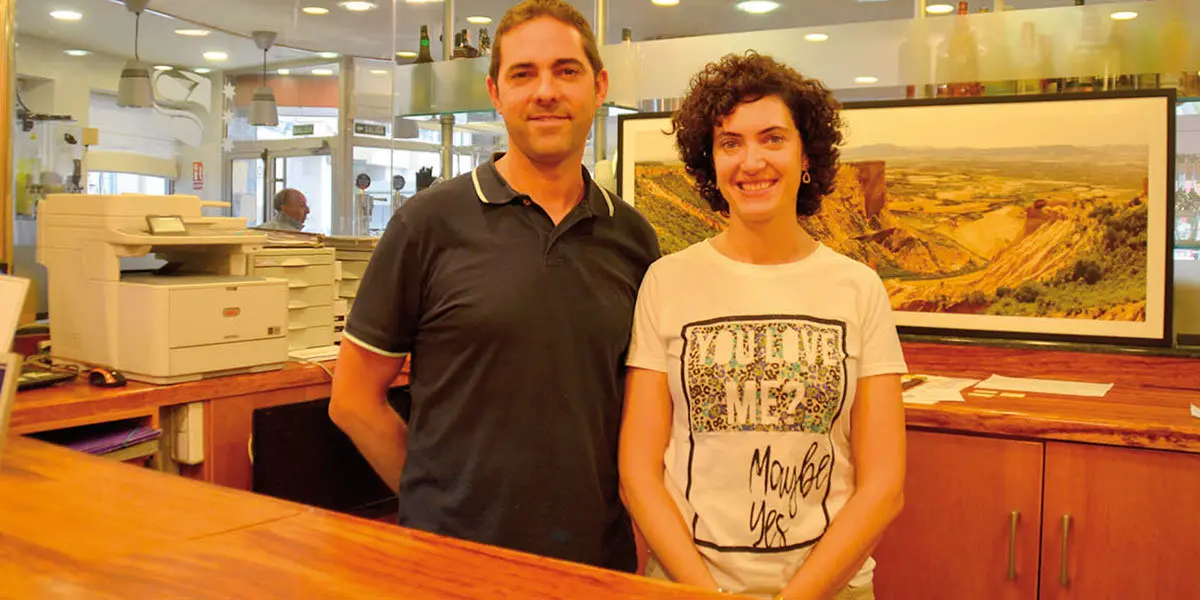 Los hermanos Silvino e Irene Izquierdo en la recepción del Hotel Santamaría de Tudela