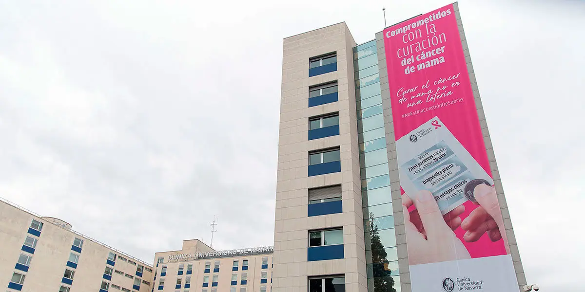 Fachada Clínica Universidad de Navarra con la campaña contra el cáncer de mama