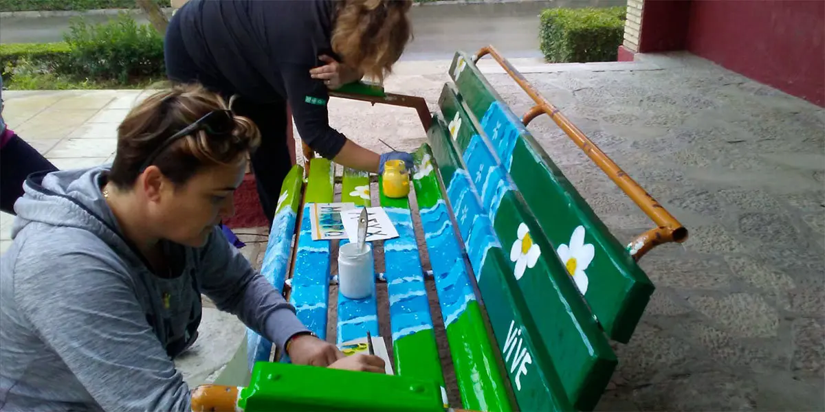 Vecinas y jóvenes de Santa Engracia están decorando los bancos de la localidad gracias a un taller 2