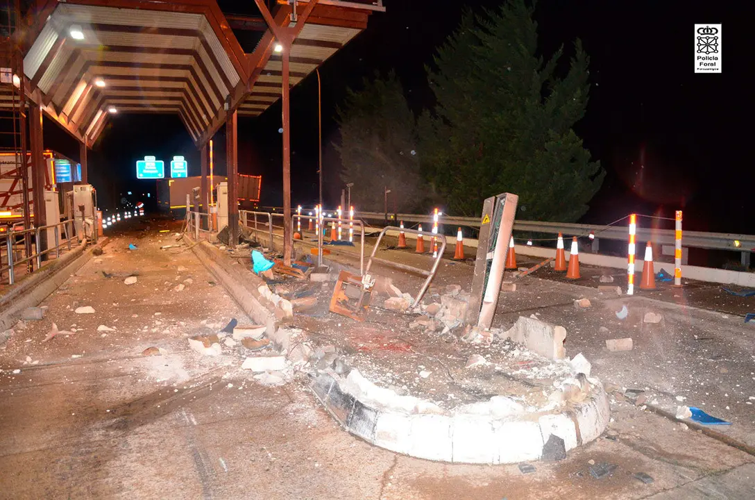 Un cami&oacute;n se lleva por delante la entrada y salida de la AP-68 de Corella y Alfaro 2