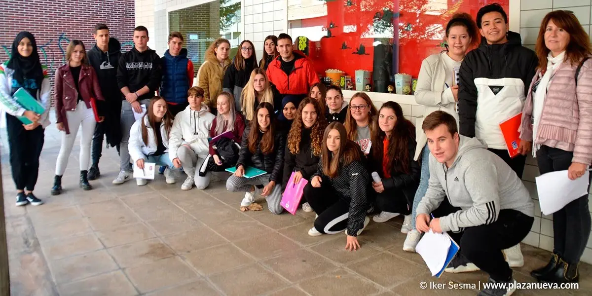 Alumnado del Ciclo Formativo de Grado Medio de &ldquo;Actividades Comerciales&rdquo; del CPI ETI de Tudela de jurado del Concurso de Escaparates Opera Prima