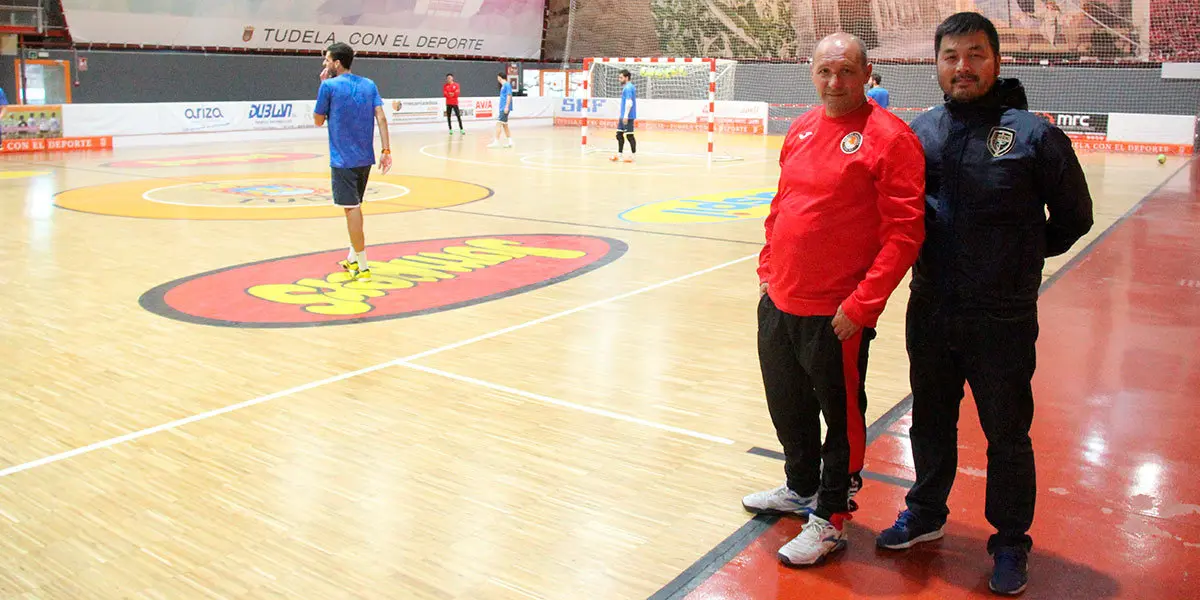El técnico Motonori Gentoku ha visitado al Ribera Navarra para aprender de primera mano las técnicas de José Lucas Mena 'Pato' en sus entrenamientos