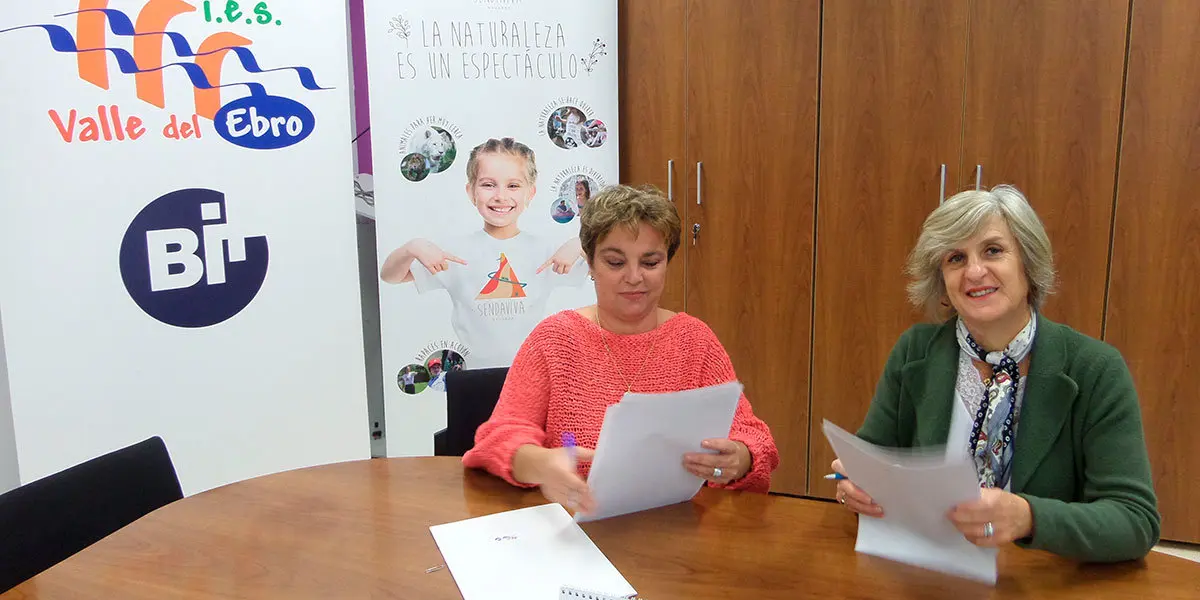 La directora del IES Valle del Ebro, Izaskun Ciriza, y la directora Ejecutiva de Sendaviva, Ana Marta Torres firmando el convenio