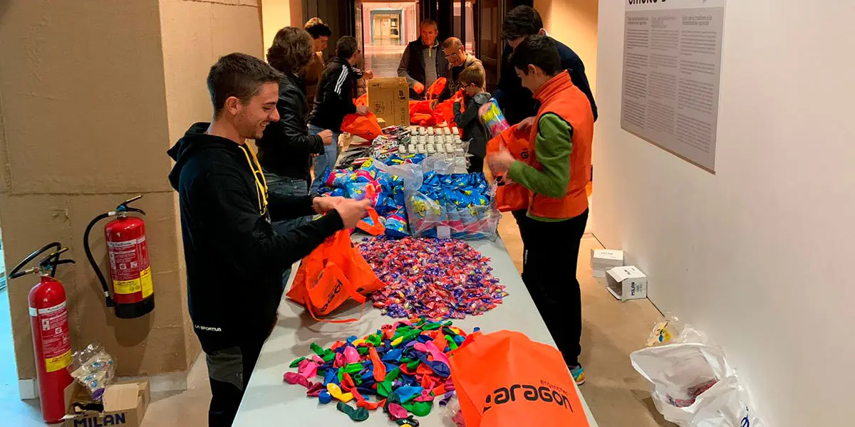 Una parte de los voluntarios de &lsquo;Educando con el ciclismo&rsquo;, preparando diferentes materiales que se emplearán en las jornadas que comenzarán mañana en Ejea de los Caballeros.