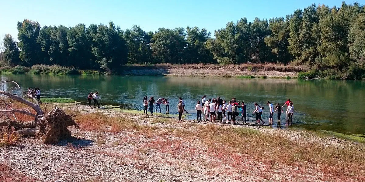 Estudiantes del Bachillerato del IES Valle del Ebro de Tudela durante su visita al Ebro