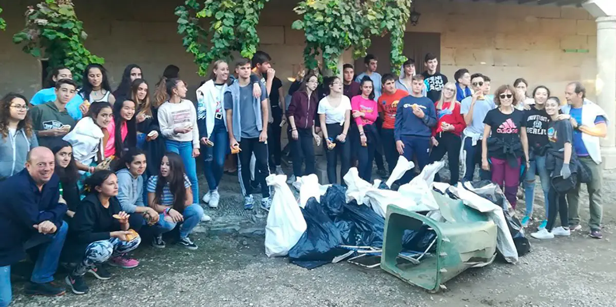 Alumnos y profesores del IES Gonzalo de Berceo de Alfaro en el Programa de Recuperación y Utilización Educativa de Pueblos Abandonados