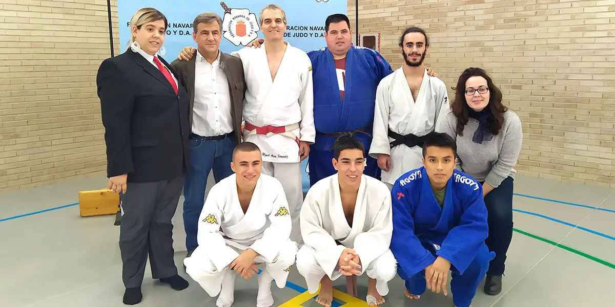 Equipo Senior con su Maestro Félix