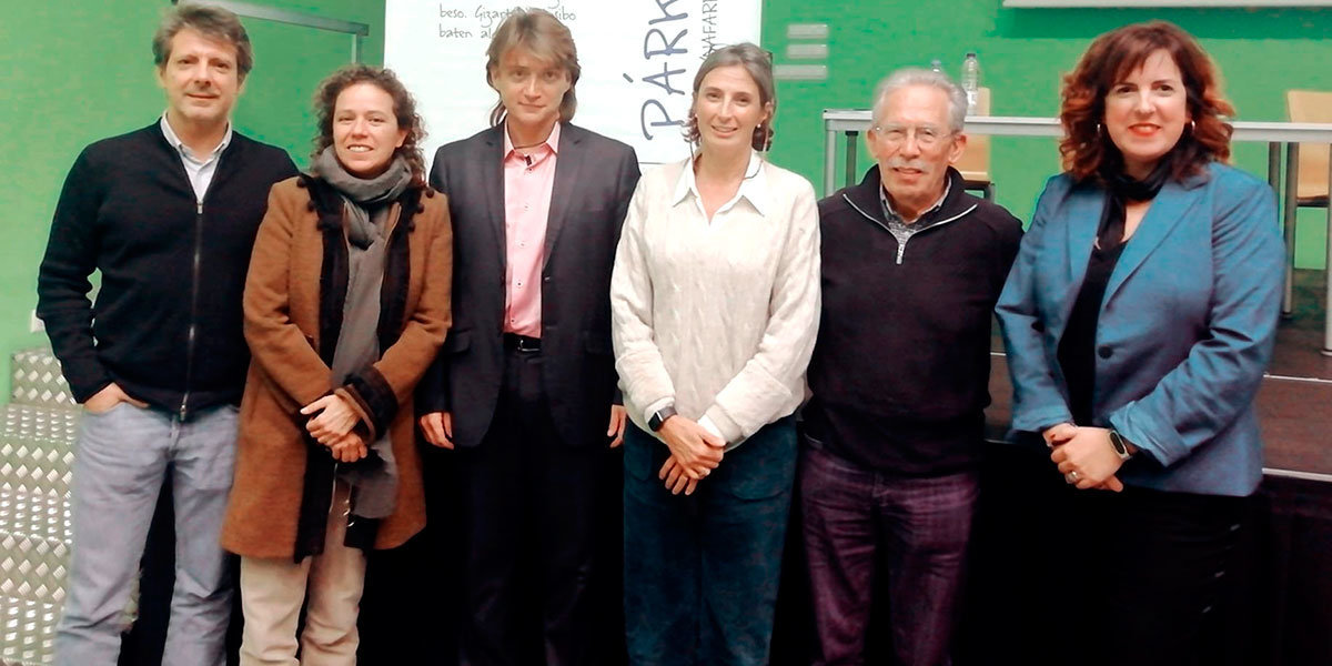 Sara Díaz de Cerio, la primera por la derecha, junto al resto de ponentes y organizadores
