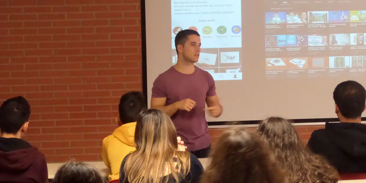 El artista Daniel Blanco Arostegui en el IES Valle del Ebro