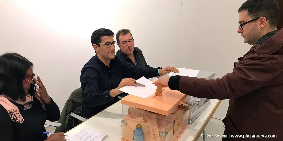 Una persona votando en el colegio electoral de Corella