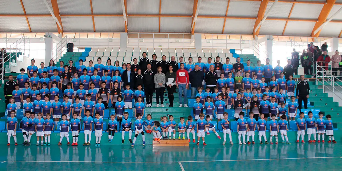 La escuela de F&uacute;tbol sala de Cintru&eacute;nigo al completo