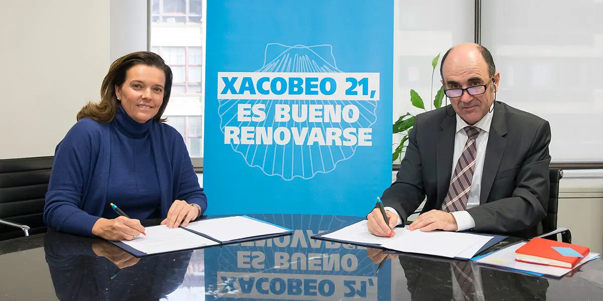 El consejero de Desarrollo Econ&oacute;mico y Empresarial del Gobierno de Navarra, y la directora territorial de CaixaBank en Navarra, Ana D&iacute;ez Fontana, suscribieron el acuerdo que compromete la aportaci&oacute;n de la entidad