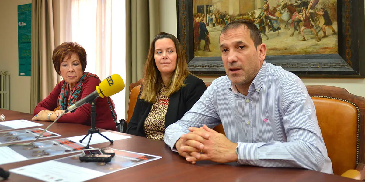 Puri Rodero (Pta. Patinaje Art&iacute;stico), Irune Garc&iacute;a (concejala de Deportes) y C&eacute;sar P&eacute;rez (vocal del Tudela Hockey Club)