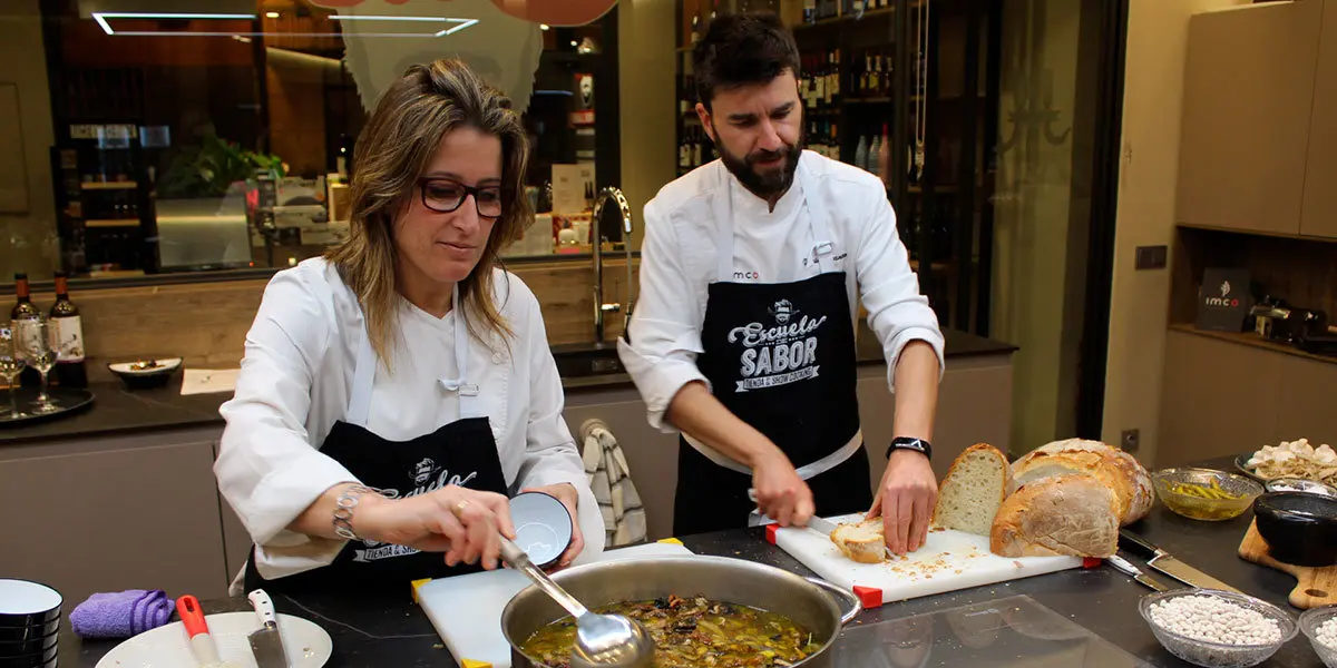 Lourdes Benito y Daniel Yranzo, en un momento del taller de ayer, en el que se elaboraron boliches de Luesia con setas cincovillesas