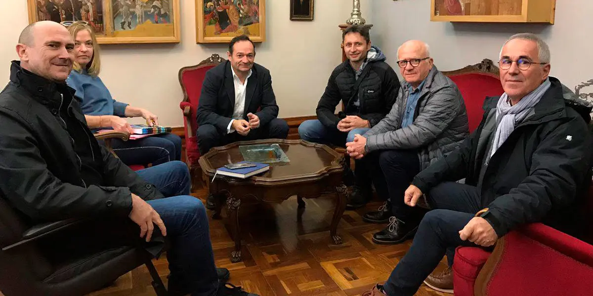El Alcalde de Tarazona, Luis José Arrechea, ha recibido esta mañana en su despacho a una delegación del Ayuntamiento francés de Orthez