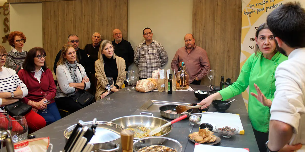Sara Ladrero, del Restaurante Aragón, y Daniel Yranzo, cocinaron en su espacio Escuela de Sabor de Zaragoza un rico risotto hecho con arroz Maratelli