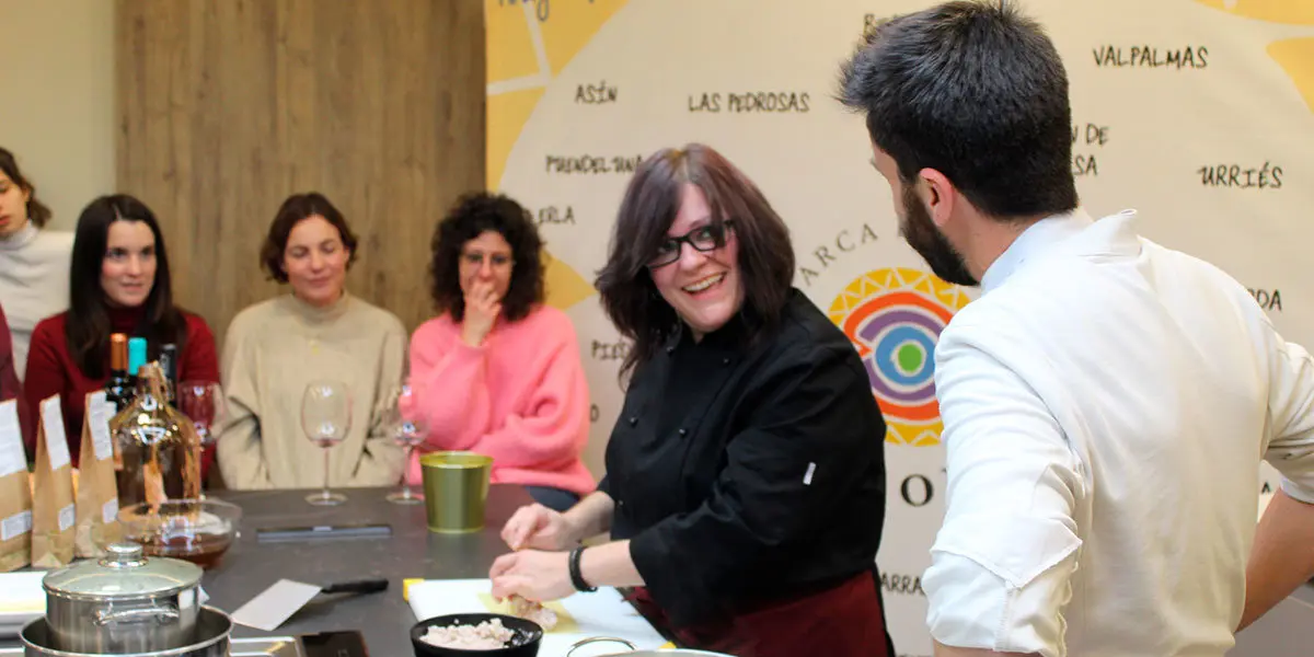 Juana Subirón realizó un rico canelón de longaniza de Uncastillo con bechamel de boletus en los talleres que se impulsan dentro de la Semana Gastroalimentaria de las Cinco Villas en Escuela de Sabor, el espacio gastronómico de Daniel Yranzo