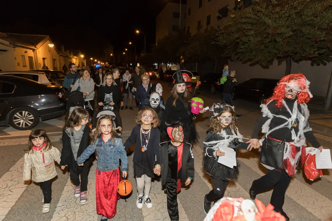 Tudela recuperó su desfile de Calaveras danzantes de Todos los Santos en el que los grandes y lospequeños  recorrieron disfrados las calles del barrio de Lourdes