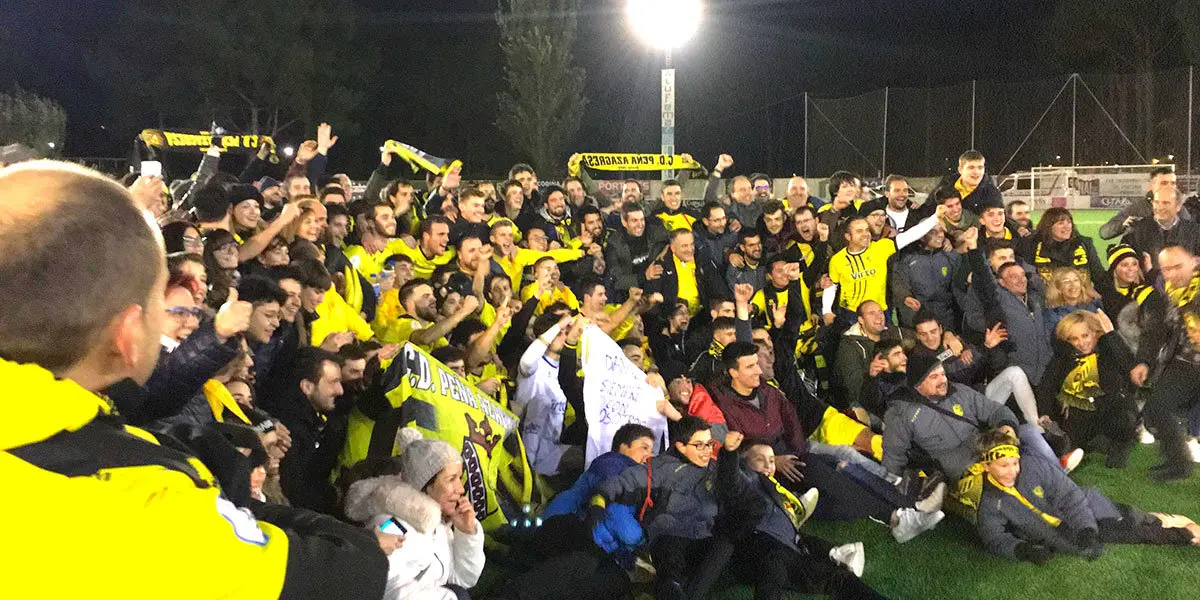 Jugadores y aficionados celebran el pase histórico sobre el césped de Fraga, Aragón