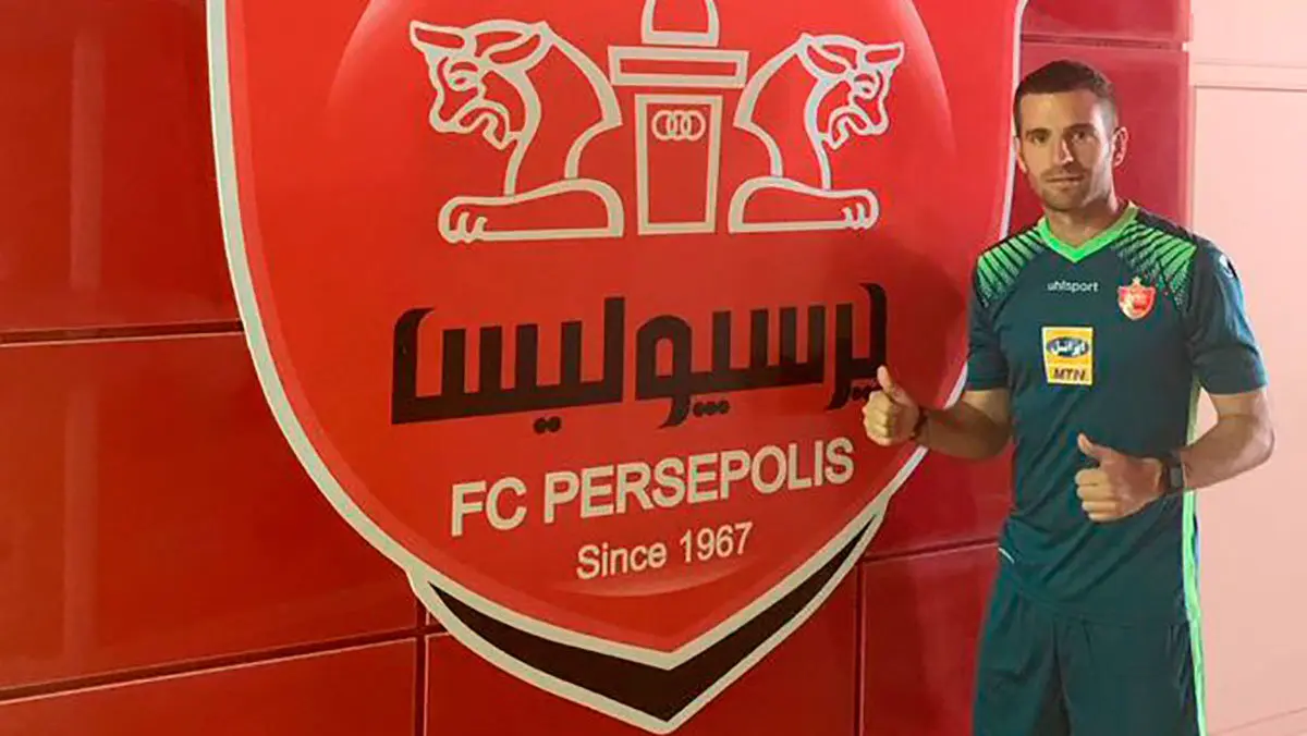 I&ntilde;igo Valencia en su presentaci&oacute;n con el Pers&eacute;polis