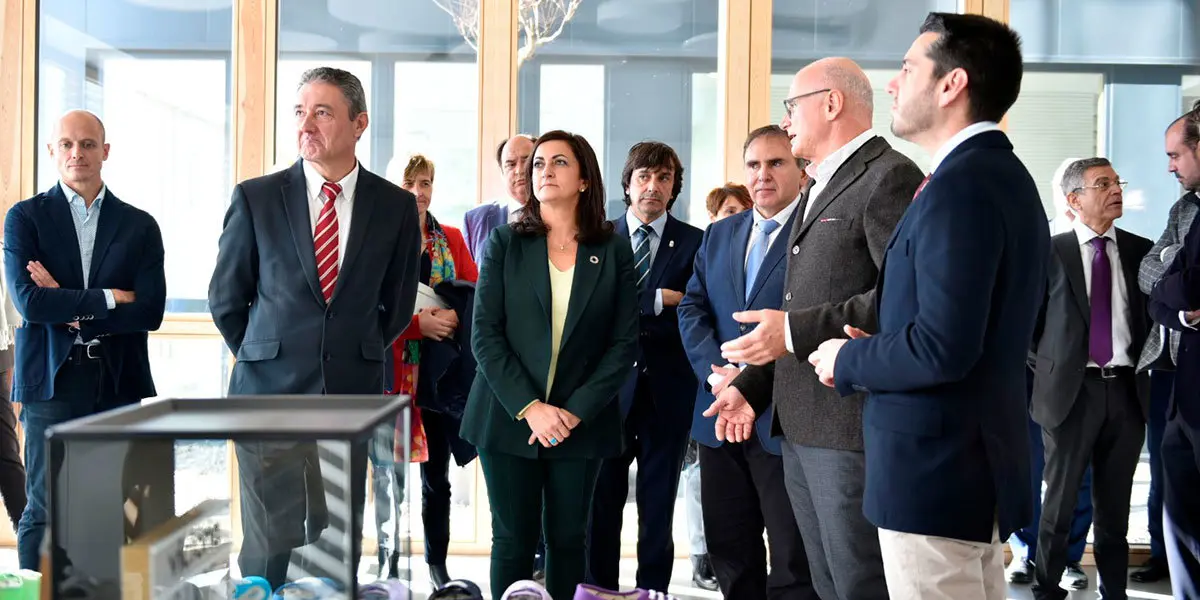 Concha Andreu durate su visita la nueva planta de Calzados Nuevo Milenio