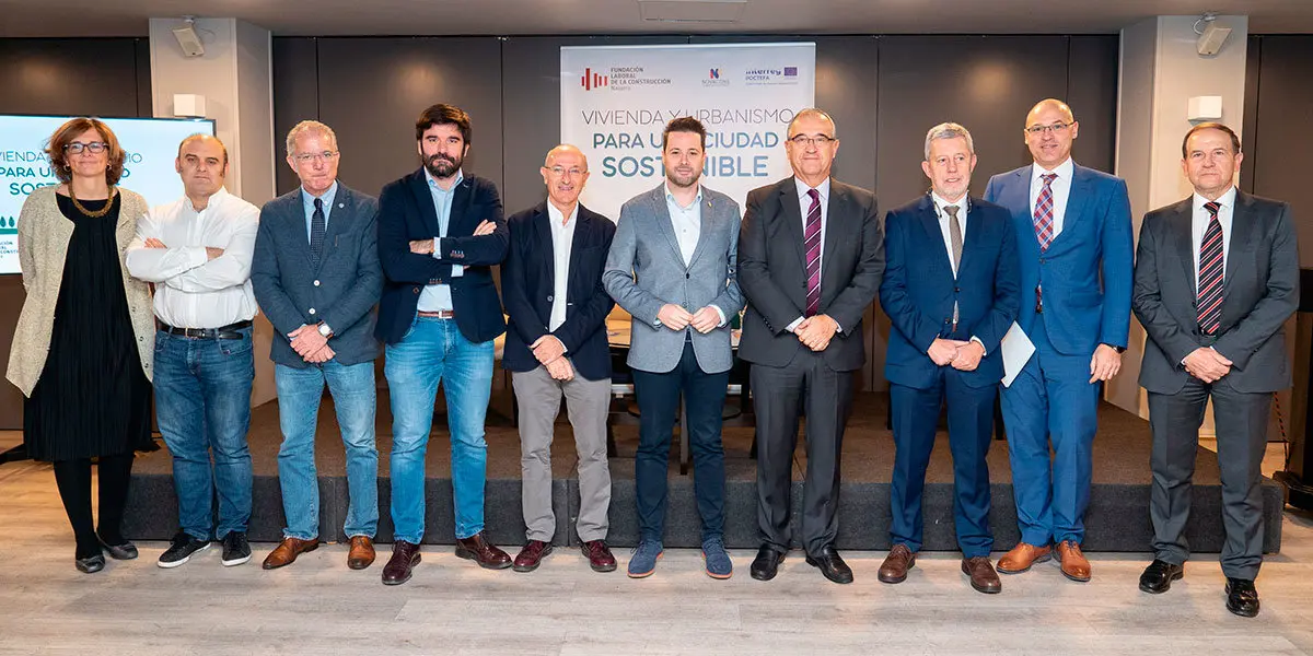 Autoridades y ponentes participantes en la jornada %22Vivienda y Urbanismo para una Ciudad Sostenible%22 organizada por FLC-Navarra