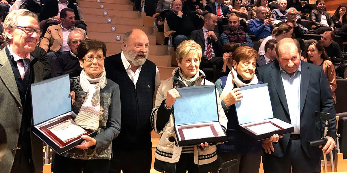 Enrique Burgos, Javier Muerza y Jose Antonio Gil, presidentes de Amimet, junto a los homenajeados