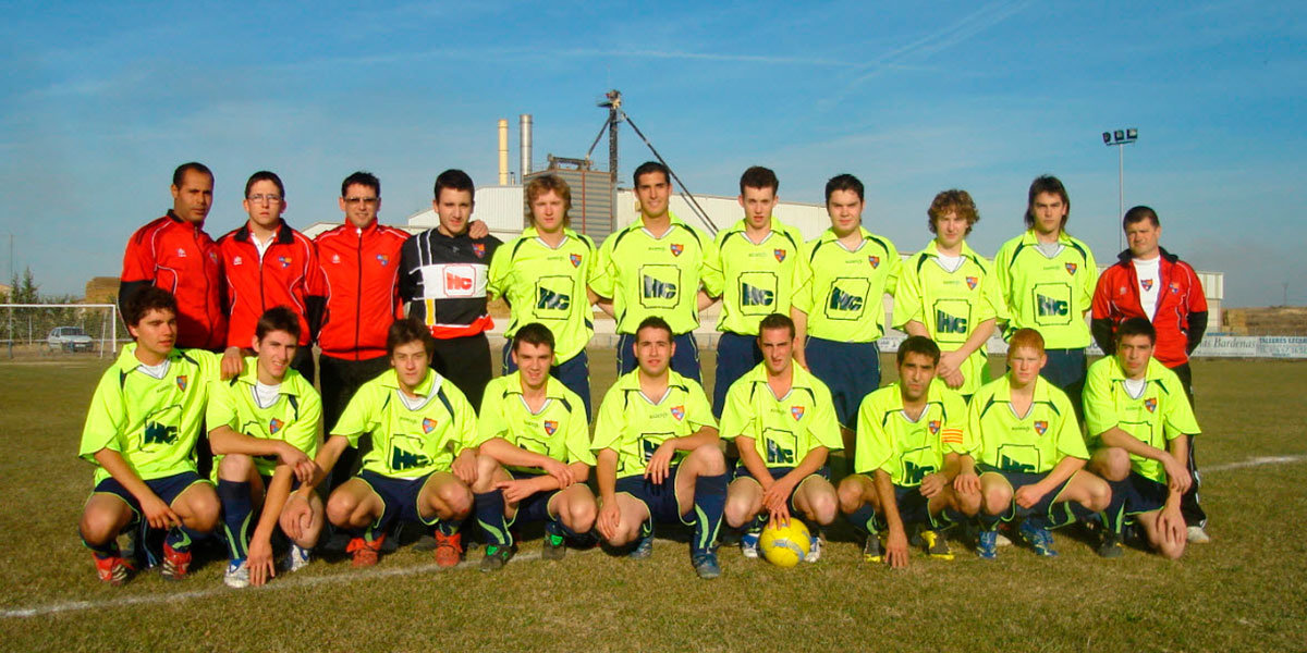 Muchos vecinos de Bardenas han integrado las filas del equipo de fútbol. En la imagen, formación de la temporada a partir del año 2000