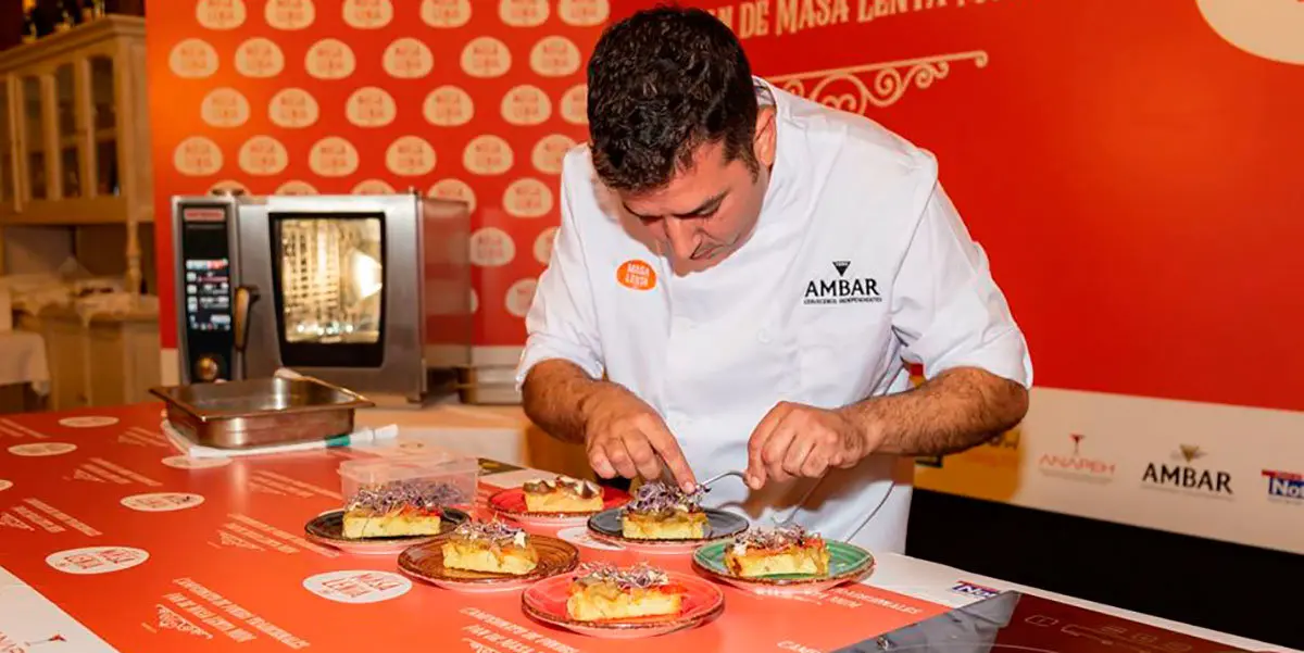 David L&oacute;pez del Es3 preparando su %22Tosta de escalibada y anchoa%22 en la final del Campeonato de Navarra de Pintxos Tradicionales Pan de Masa Lenta MUM