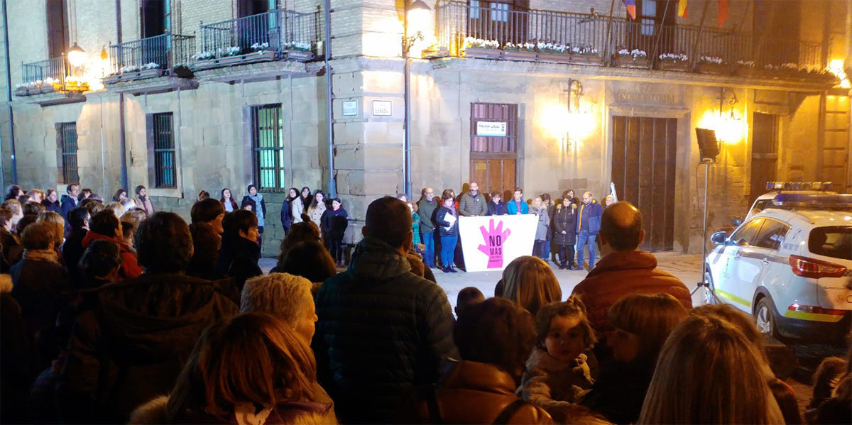 Alrededor de 200 personas se concentraron ayer en la plaza del Ayuntamiento de Corella con el lema Muévete
