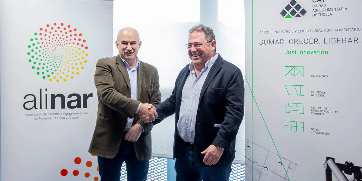 El vicepresidente y consejero de Ordenación del Territorio, Vivienda, Paisaje y Proyectos Estratégicos del Gobierno foral, José M&ordf; Aierdi, y el presidente de la Asociación Alinar, Cayo Martínez