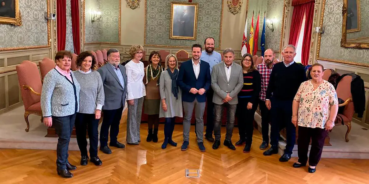 Amelia Cardalliaguet, M&ordf; Ángeles Gambra, M&ordf; Antonia Miguel, José Emilio Illera, Rosario Serrano, M&ordf; José Ibáñez y Pedro Beaumont han recibido la gratitud y el reconocimiento a su labor durante todos sus años dedicados a la docencia