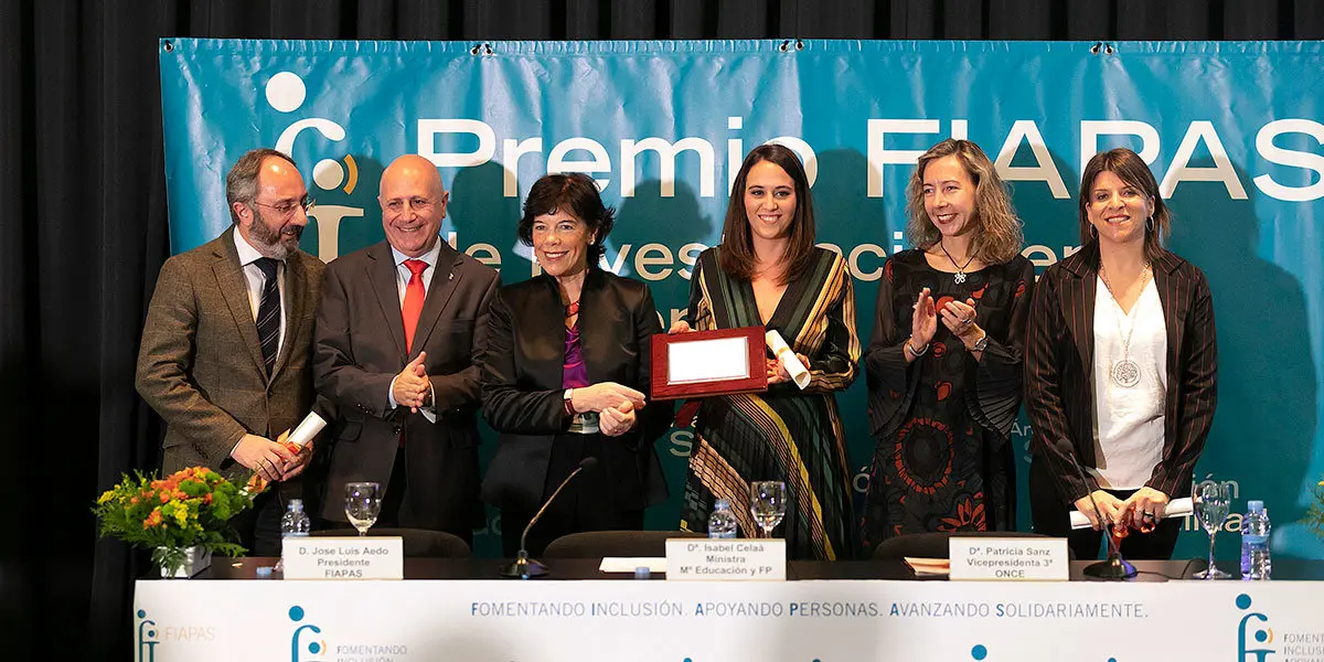 El Dr. Nicolás Pérez, José Luis Aedo, Isabel Celaá, la Dra. Melisa Vigliano, especialista en audiometría, Patricia Sanz y la Dra. Belén Andueza, especialista de la Clínica