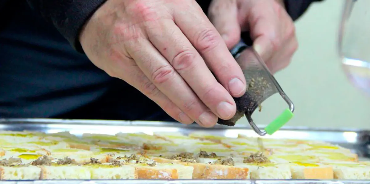 Preparando un pincho con trufa