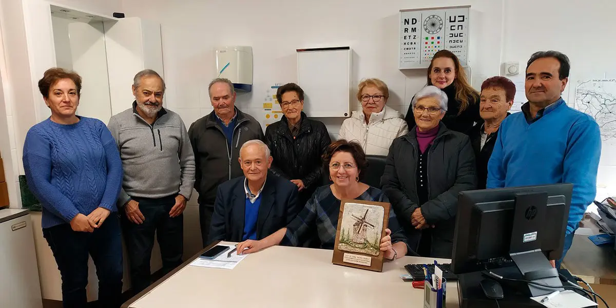 Dña. Luisa Valero Crespo recibió una plaza conmemorativa de parte de los vecinos de Ocón