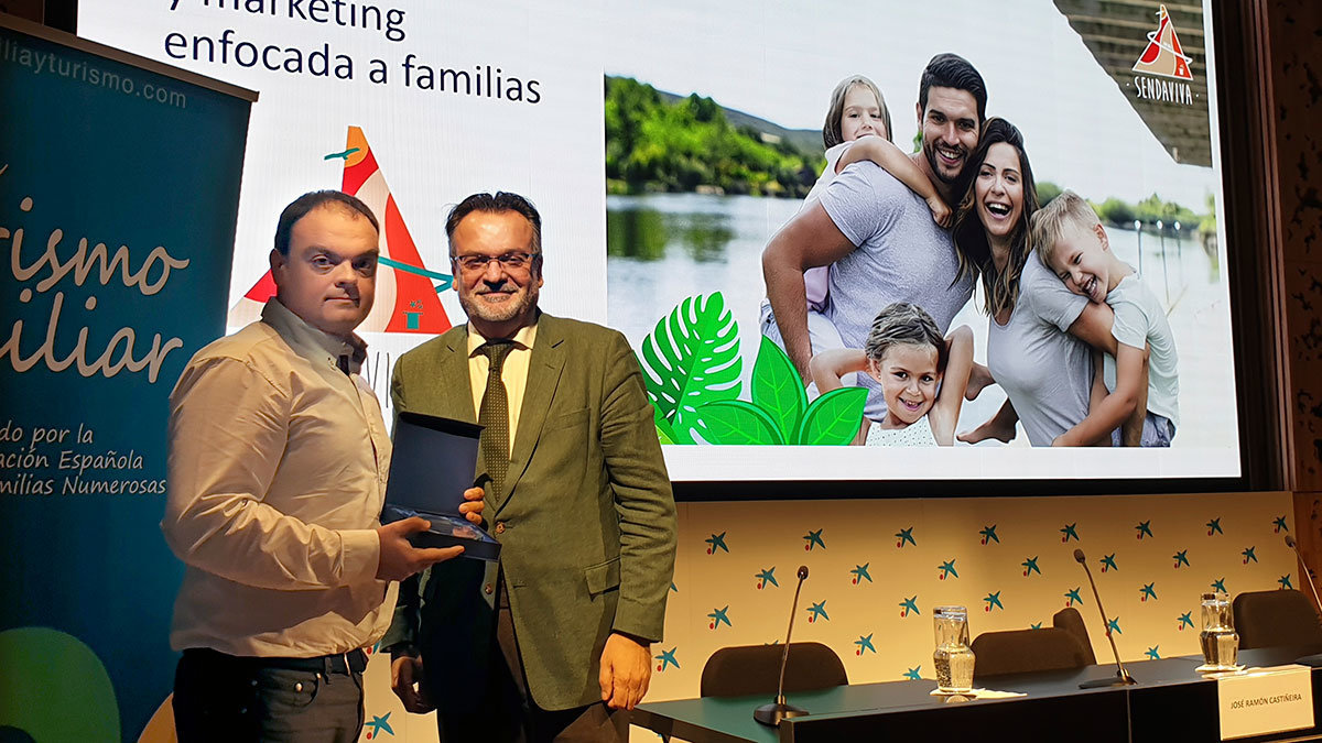 El gerente de Sendaviva, Rubén González, ha sido el encargado de recibir el premio de manos del vicepresidente de la FEFN, José Manuel Trigo